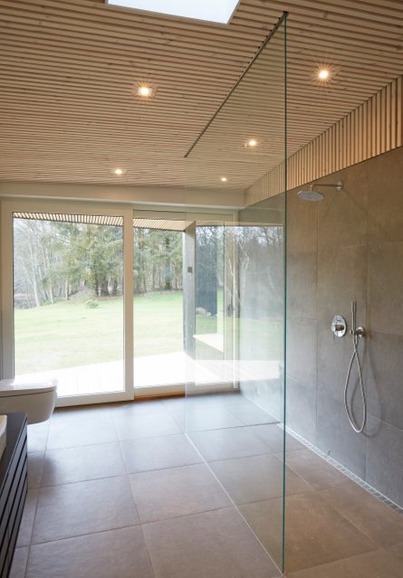 villa sondrup bad toilet sanitære faciliteter udsigt moderne tegl fliser træ